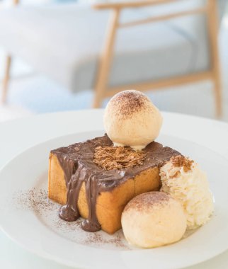 Bal tost vanilyalı dondurma ve çikolata ile