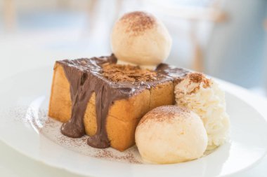 Bal tost vanilyalı dondurma ve çikolata ile