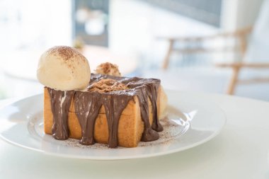 Bal tost vanilyalı dondurma ve çikolata ile