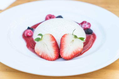 Panna cotta çilek