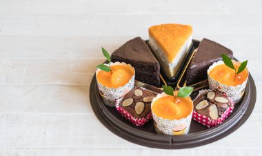kek, turuncu fincan kek, altın konu pasta ve çikolata Şip Şak