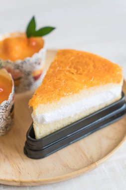 Turuncu kek ve altın konu pasta 