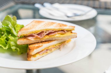 Jambonlu peynirli sandviç