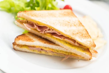 Jambonlu peynirli sandviç