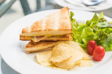 Jambonlu peynirli sandviç