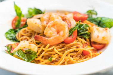 tavada kızartılmış Baharatlı deniz mahsulleri spagetti 