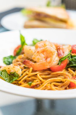 tavada kızartılmış Baharatlı deniz mahsulleri spagetti 