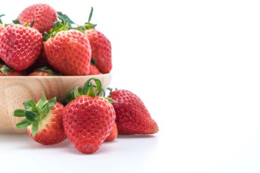 beyaz üzerine taze çilek