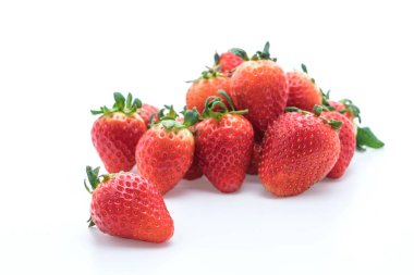 beyaz üzerine taze çilek