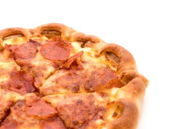 Beyaz zemin üzerine ev yapımı biberli Pizza 