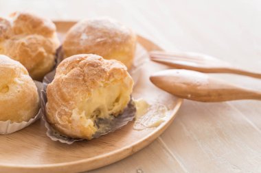 kremalı pasta plaka üzerinde