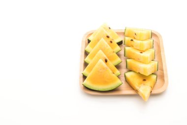 beyaz üzerine taze sarı karpuz 