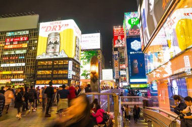 Osaka, Japonya - 19 Kasım 2016: Bir grup insan shopp için yürüyüş