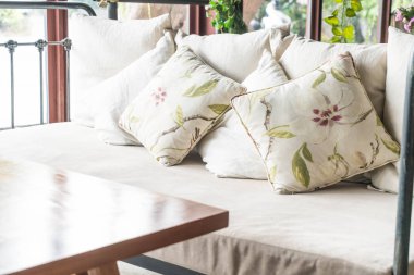 Kanepe üzerinde güzel yastık 