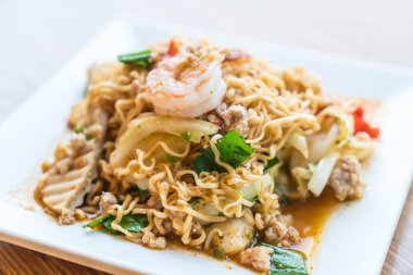 Anlık erişte baharatlı salata