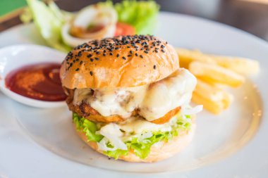 kızarmış tavuk burger peynirli