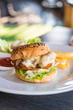 kızarmış tavuk burger peynirli