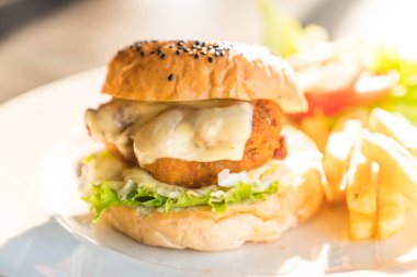 kızarmış tavuk burger peynirli