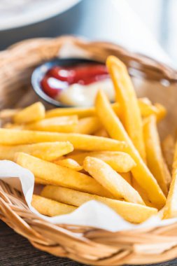 Sepette soslu patates kızartması