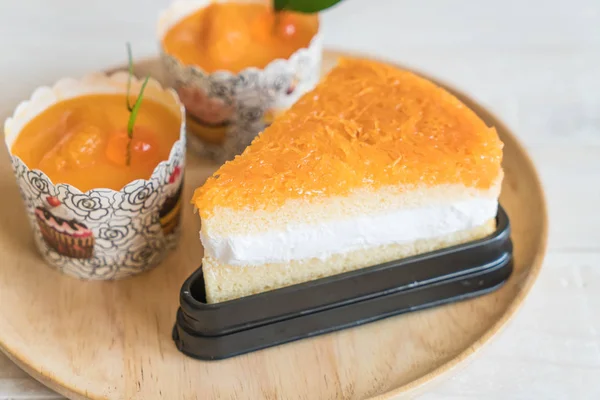 Turuncu kek ve altın konu pasta 