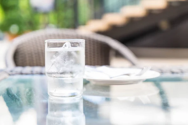 Un vaso de agua sobre la mesa — Foto de Stock
