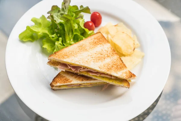 Сэндвич с ветчиной — стоковое фото