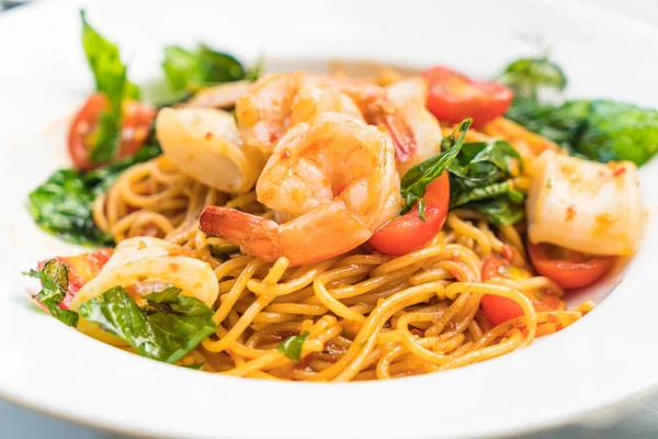 tavada kızartılmış Baharatlı deniz mahsulleri spagetti 