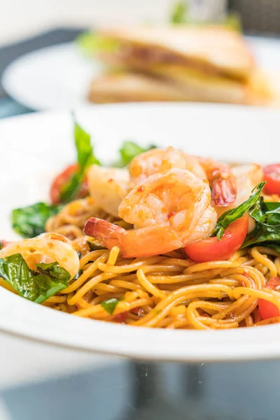 tavada kızartılmış Baharatlı deniz mahsulleri spagetti 