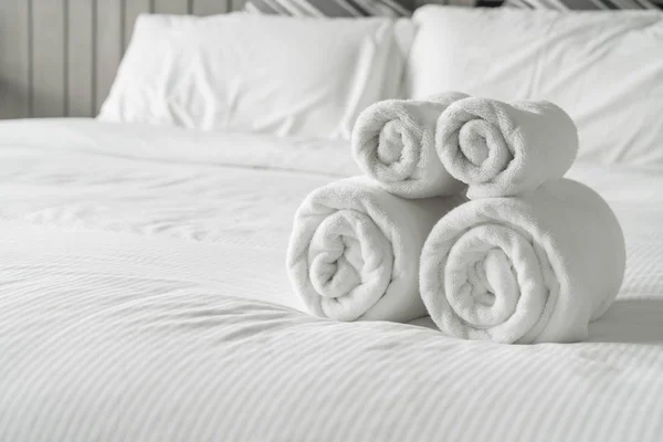 Toalha branca na decoração da cama no interior do quarto — Fotografia de Stock