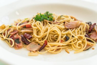 pastırma ve sarımsak ile tavada kızartılmış spagetti 