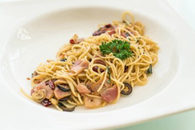 pastırma ve sarımsak ile tavada kızartılmış spagetti 