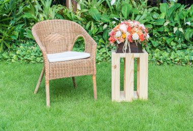 buket çiçek dekorasyonu ile boş sandalye 