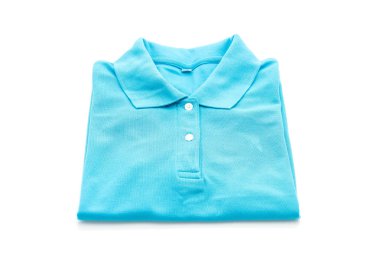 mavi gömlekli. beyaz üzerine katlanmış t-shirt 