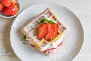 ahşap üzerine çilek ile waffle