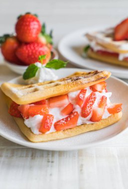 ahşap üzerine çilek ile waffle