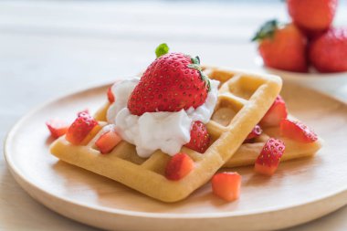 ahşap üzerine çilek ile waffle