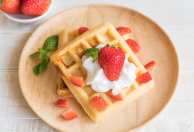 ahşap üzerine çilek ile waffle