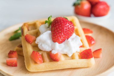ahşap üzerine çilek ile waffle