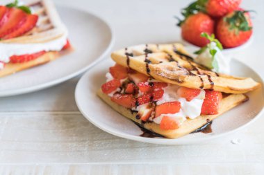 ahşap üzerine çilek ile waffle
