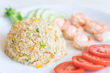 Kızarmış pirinç ve karides.