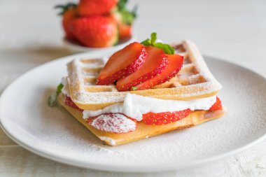 ahşap üzerine çilek ile waffle