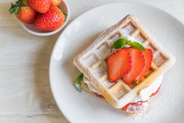 ahşap üzerine çilek ile waffle