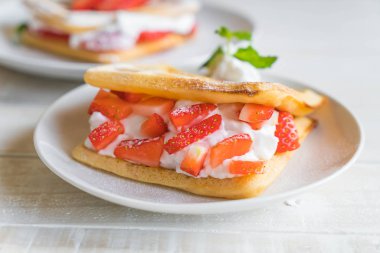 ahşap üzerine çilek ile waffle