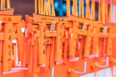 Kyoto, Japonya - 23 Kasım 2016: Ema dua tablolar benzersiz Tori ile