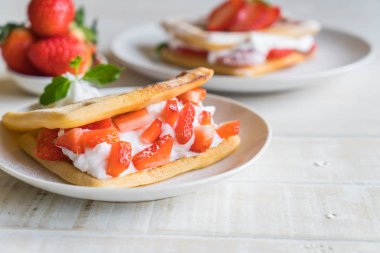 ahşap üzerine çilek ile waffle