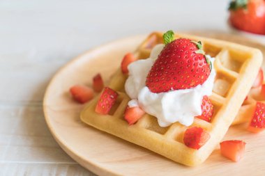 ahşap üzerine çilek ile waffle