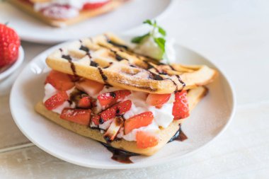 ahşap üzerine çilek ile waffle