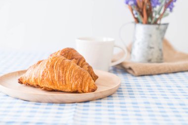 tereyağı kruvasan masada