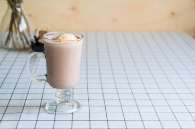 vanilyalı dondurma ile çikolata frappe