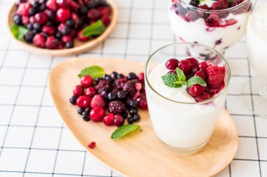 karışık meyveli Yoğurtlu